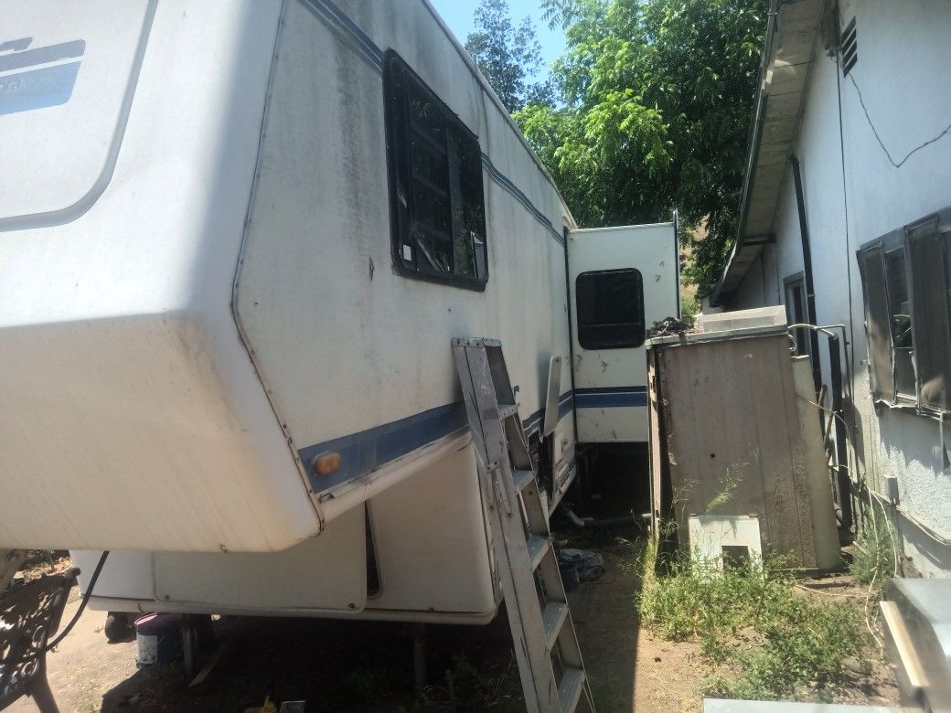40 FT  FIFTH WHEEL TRAILER  AS IS