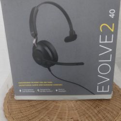Evolve2 40 Corded Headset / New  Open Box  Wear On Either Side /Built  In Busy Light / 40 MM  Speaker  For Exceptional Music 