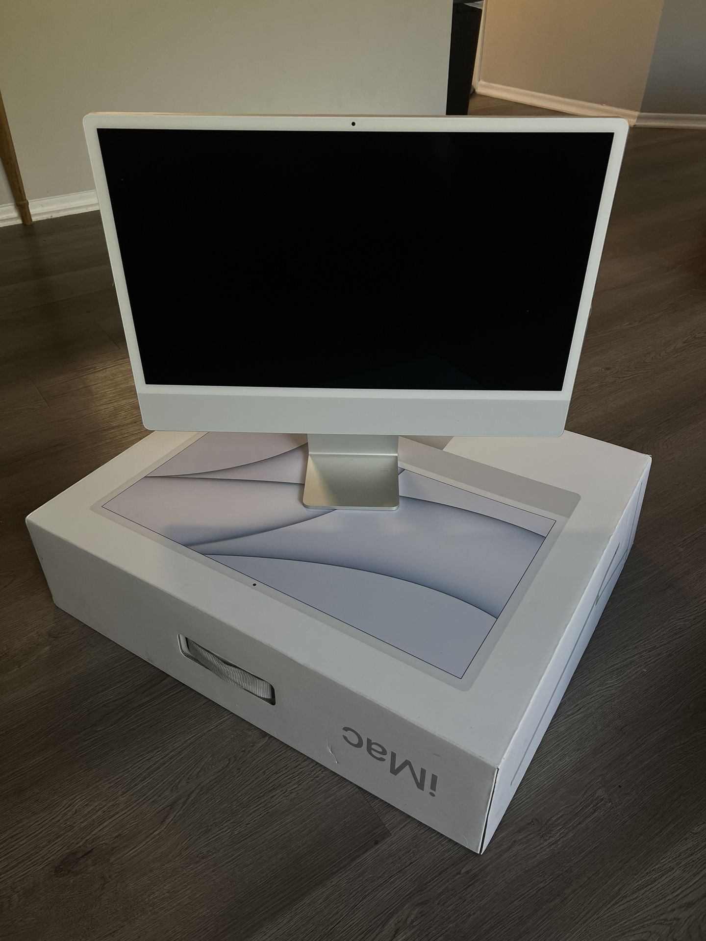 24” Silver iMac with 4.5K Retina Display - Like New Hardly Used