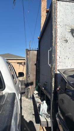 Moving truck