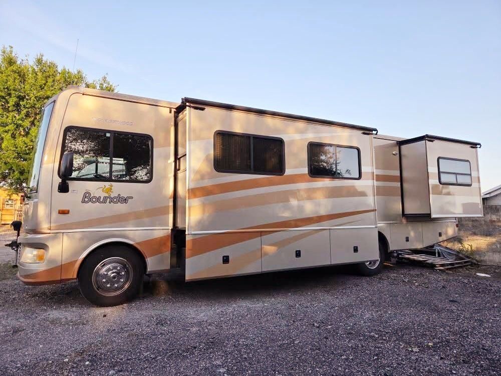 2006 Bounder 3 Slide Motor home 34ft
