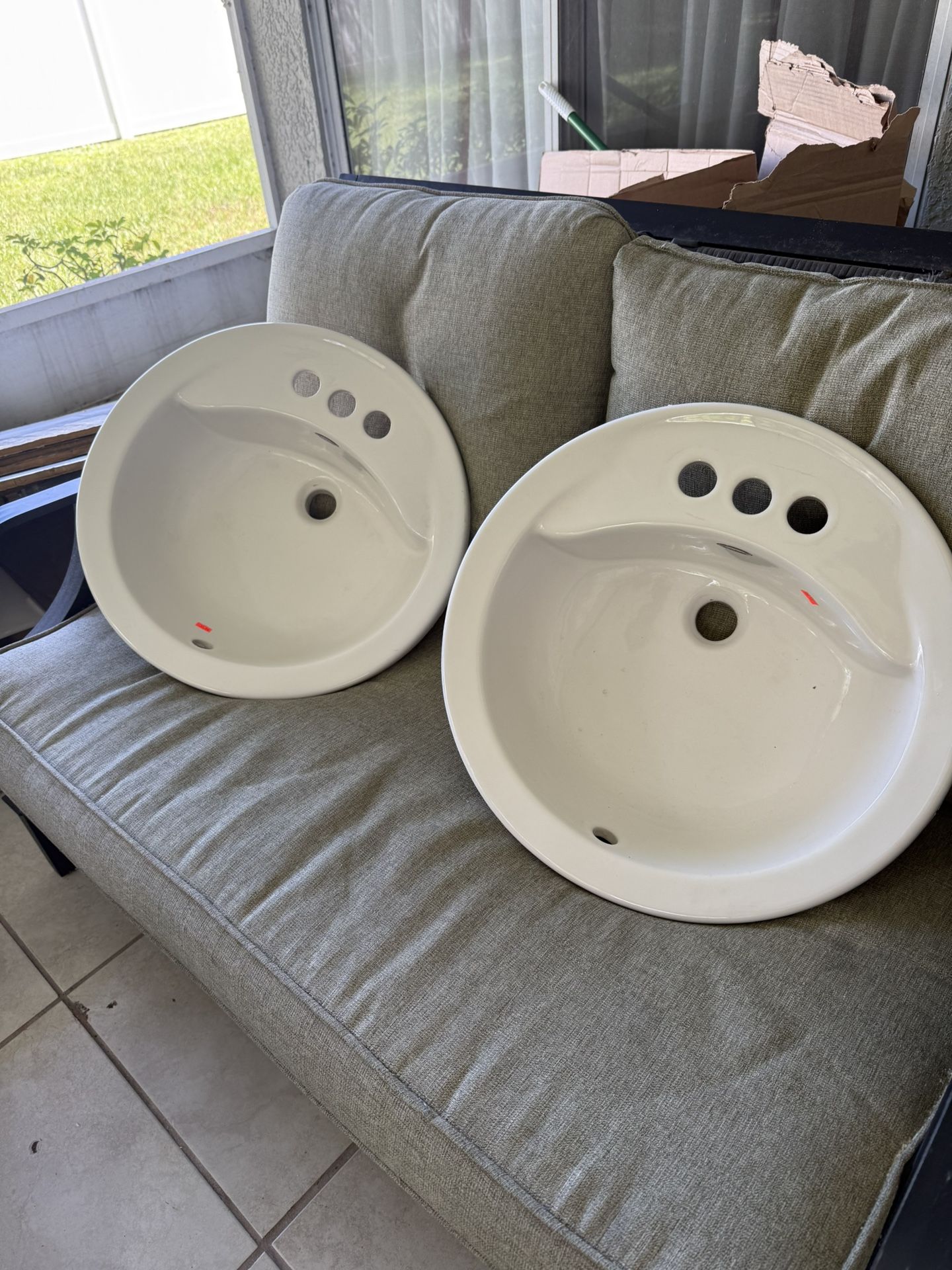 2 Bathroom Sinks 