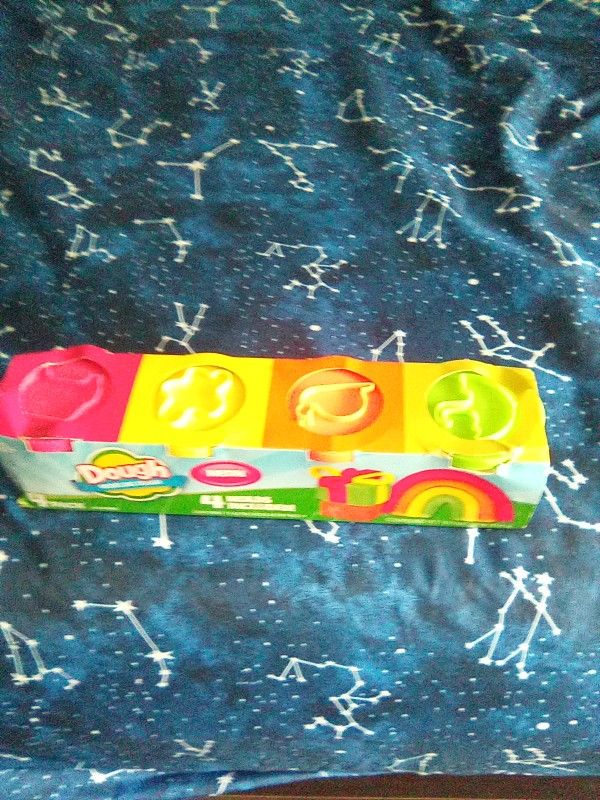 kids modeling dough
