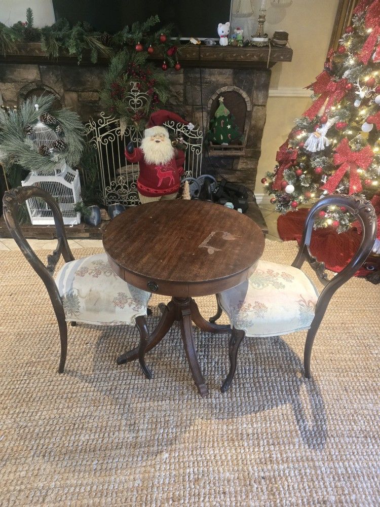 Mesa Con Dos Sillas Antiguas