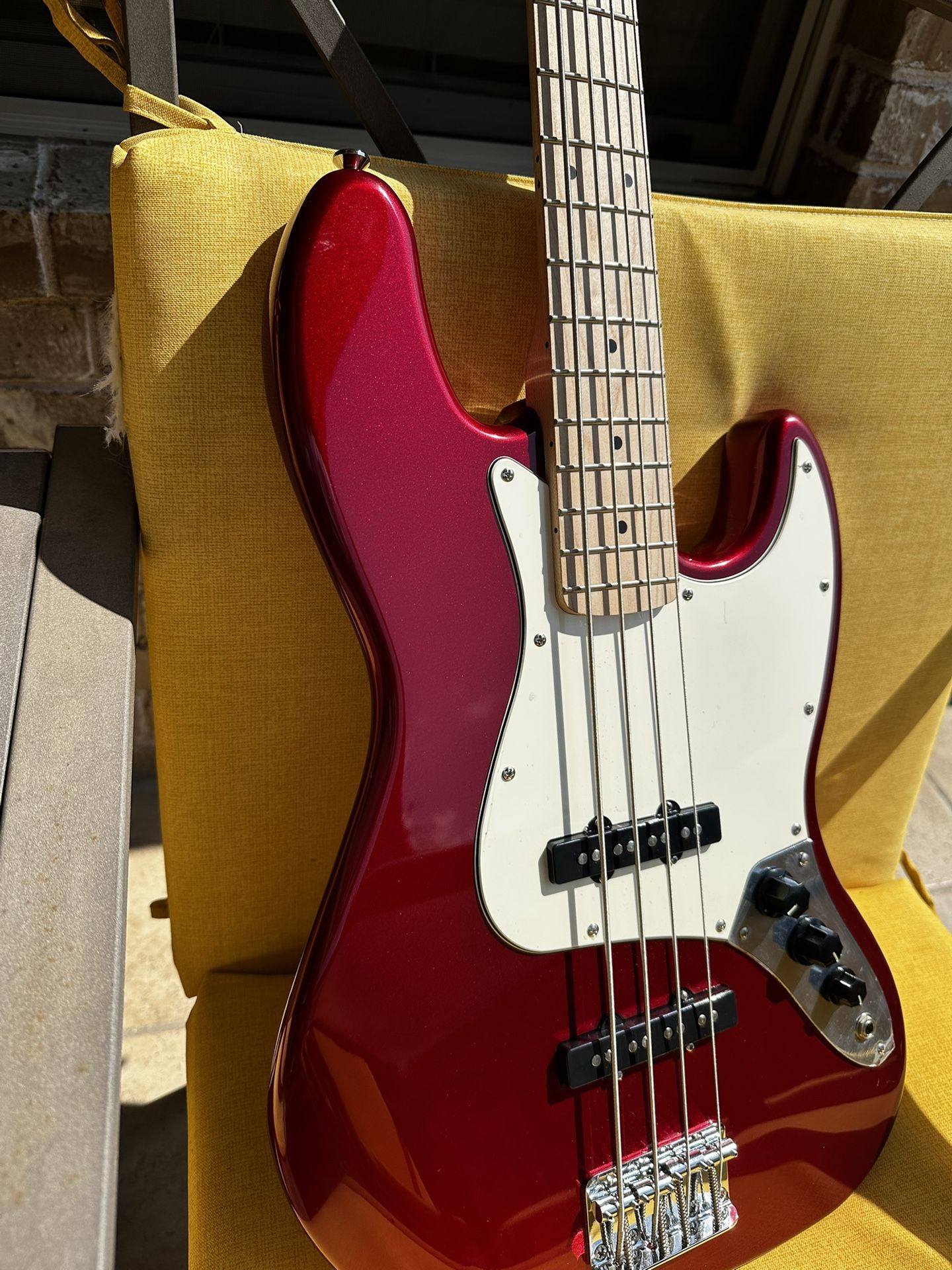 New condition Fender Squier limited edition finish jazz bass. This Squier Affinity Jazz Bass, in a stunning Candy Apple Red finish, is in mint condit