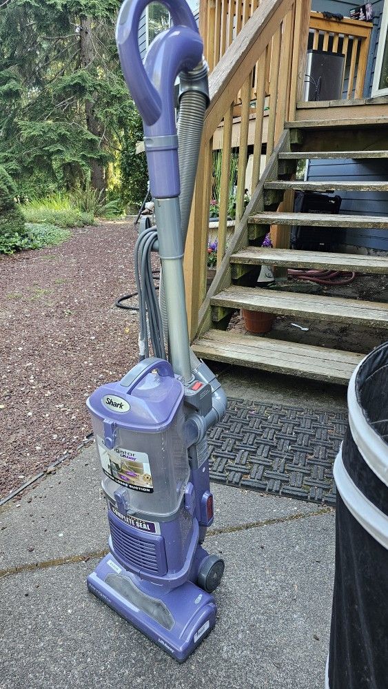 Shark Navigator Lift Away vacuum cleaner