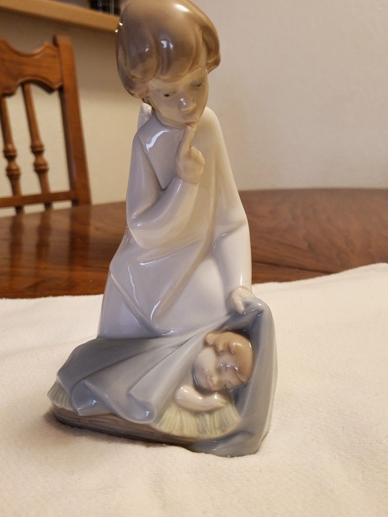 Lladro #4635 Angel - A Kiss For Baby (Retired)