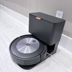 iRobot Roomba j7+  |  Self-Emptying Robot Vacuum – Excellent Condition