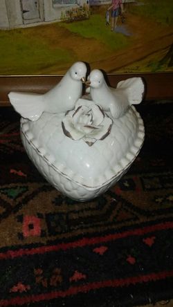 VINTAGE LARGE PORCELAIN BISQUE BRIDAL WEDDING GIFT HEART COVERED CANDY DISH~JEWELRY~ DRESSER~ VANITY BOX. (COUNTRY CHIC)