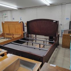 Lyndhurst King Size Bed W/ Drawers