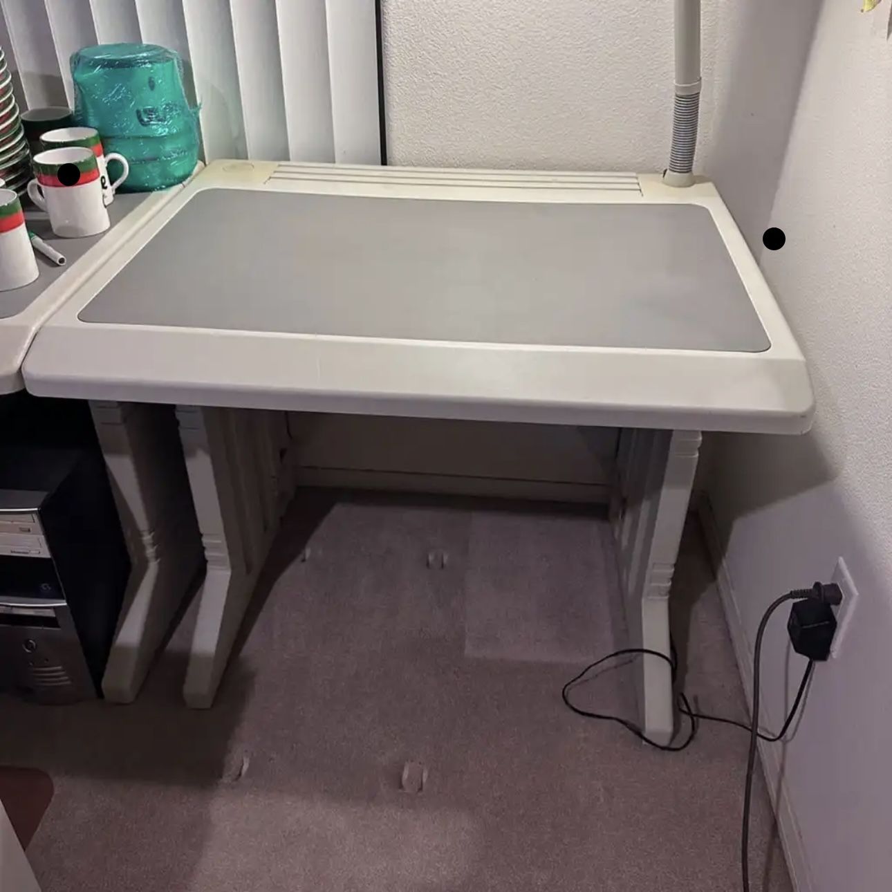 Rubbermaid Micro Computer Desk