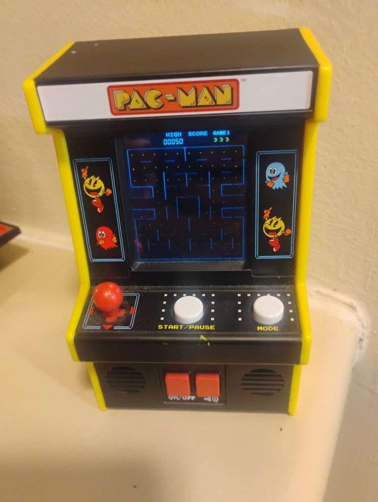 Hand-held PAC-MAN Arcade Game 
