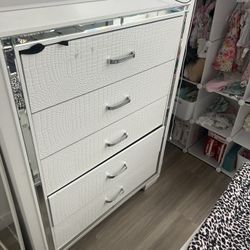 White & Pearl Queen Bedroom Set 