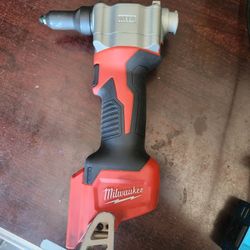 MILWAUKEE M12 Rivot Tool !