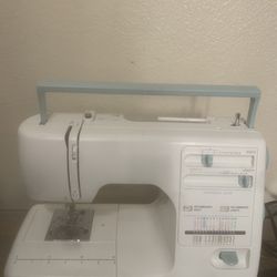 **LIKE NEW** Kenmore Sewing Machine 16221