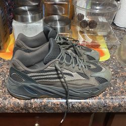 Yeezy Geode 700 V2
