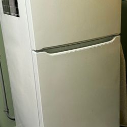 Frigidaire 18 cubic feet fridge freezer
