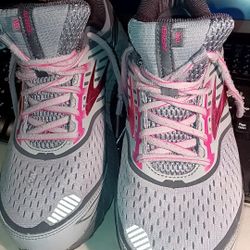 Brooks Womens Ariel 18  Size 12