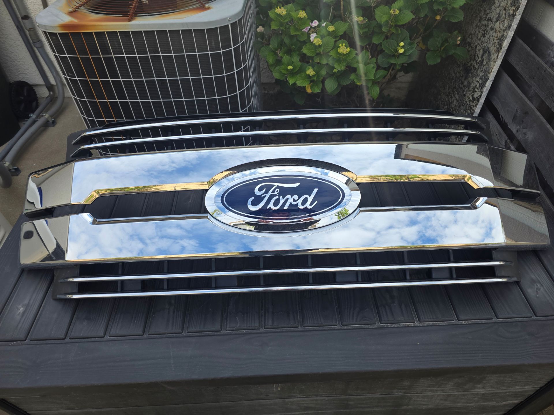 2019 F350 Lariat grill