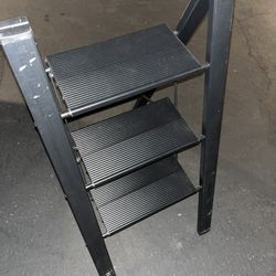 Heavy-Duty 3-Step Folding Ladder – Black Aluminum – A+ Safety Rating