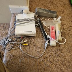 Wii Concole With 2 Controllers 