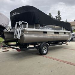 2021 Sun Tracker Party Barge 18 DLX