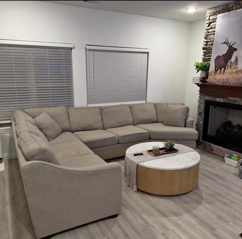 Craftmaster Furniture Couch/Sectional