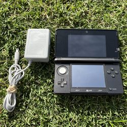Nintendo 3DS With Charger    TESTED 