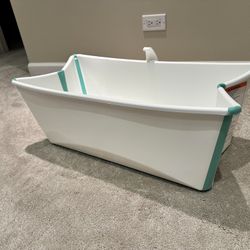Stokke Flexi Bath and 2 kids chairs