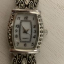 the wristwatch works well in good condition new batteries