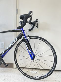 Fuji Altamira 3.0 Full Carbon Road bike for Sale in Tacoma WA