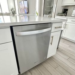 Dishwasher - MINT CONDITION - Whirlpool