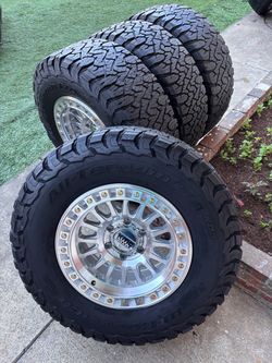 New KMC rims 285/70/17 uss tires