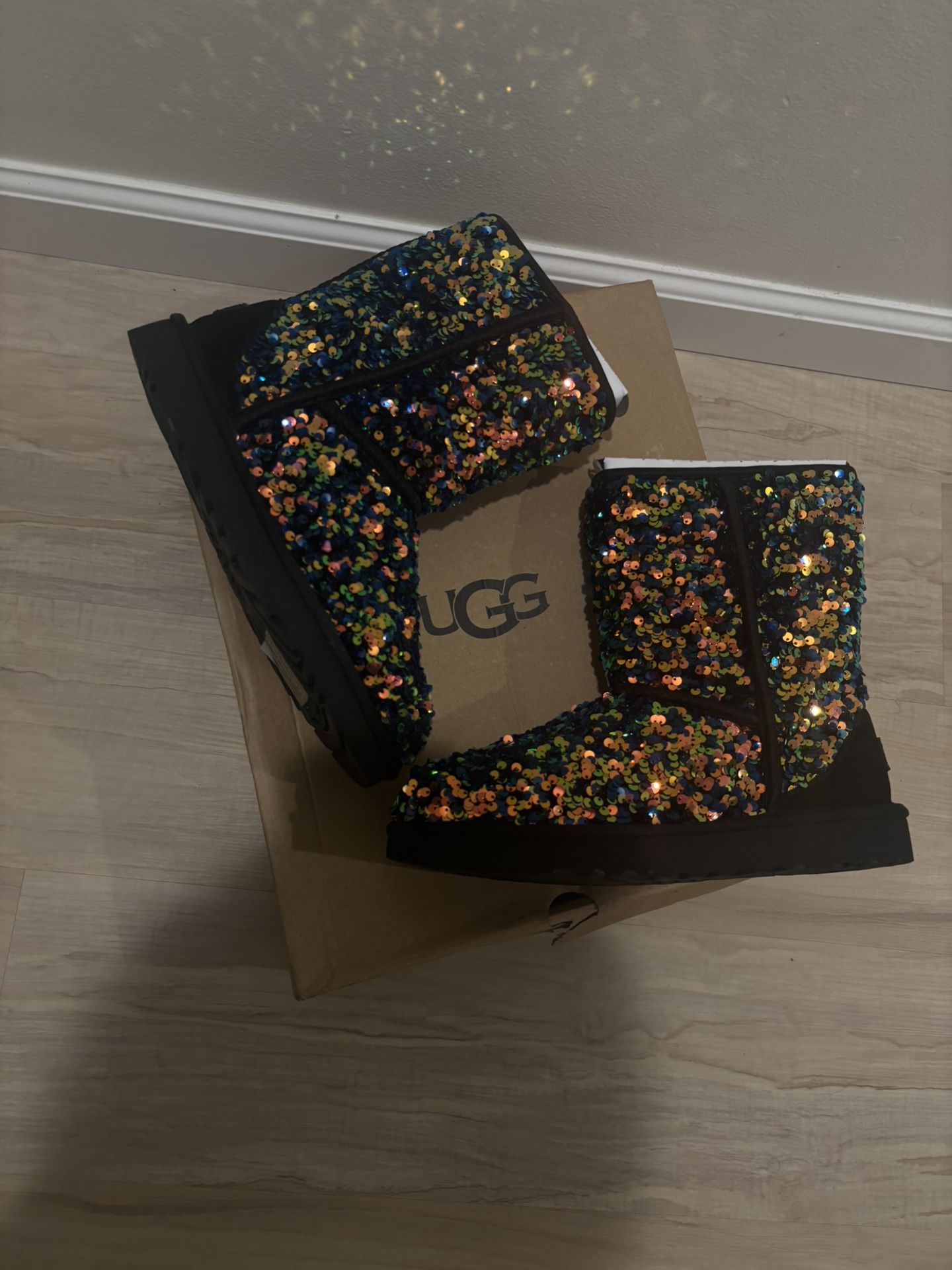 UGG Women’s Classic Short Stellar Sequin Boots – Black Multi (Size. [US 8] )