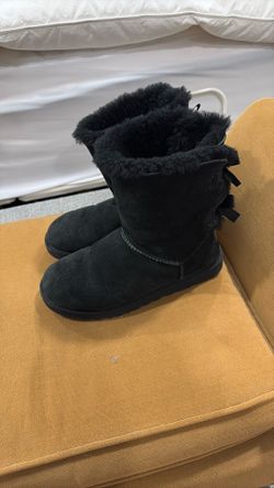 UGG’S Bailey Bow Tie Women’s Size 9, Very Comfy. 