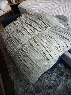 DKNY CONFORTER SIZE KING   COMES WITH  SET SHEETS AND  2 PILLOWS  CASE