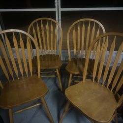 Cuatro sillas de madera en perfectas condiciones