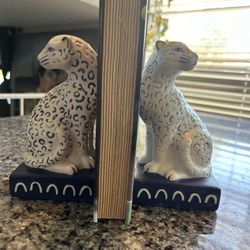 Exquisite Pair bookends blue white ceramic leopards Figurine Decor Cats Safari