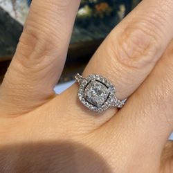 14K White Gold Natural Diamonds Beautiful Ring Lots Of Sparkling!