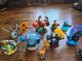 Skylanders lot of 13 ( includes full giant pack)