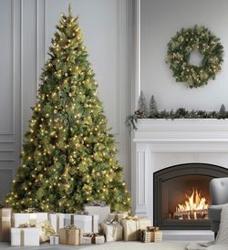 7.5ft Pre Lit Christmas Tree In Great Condition!!!