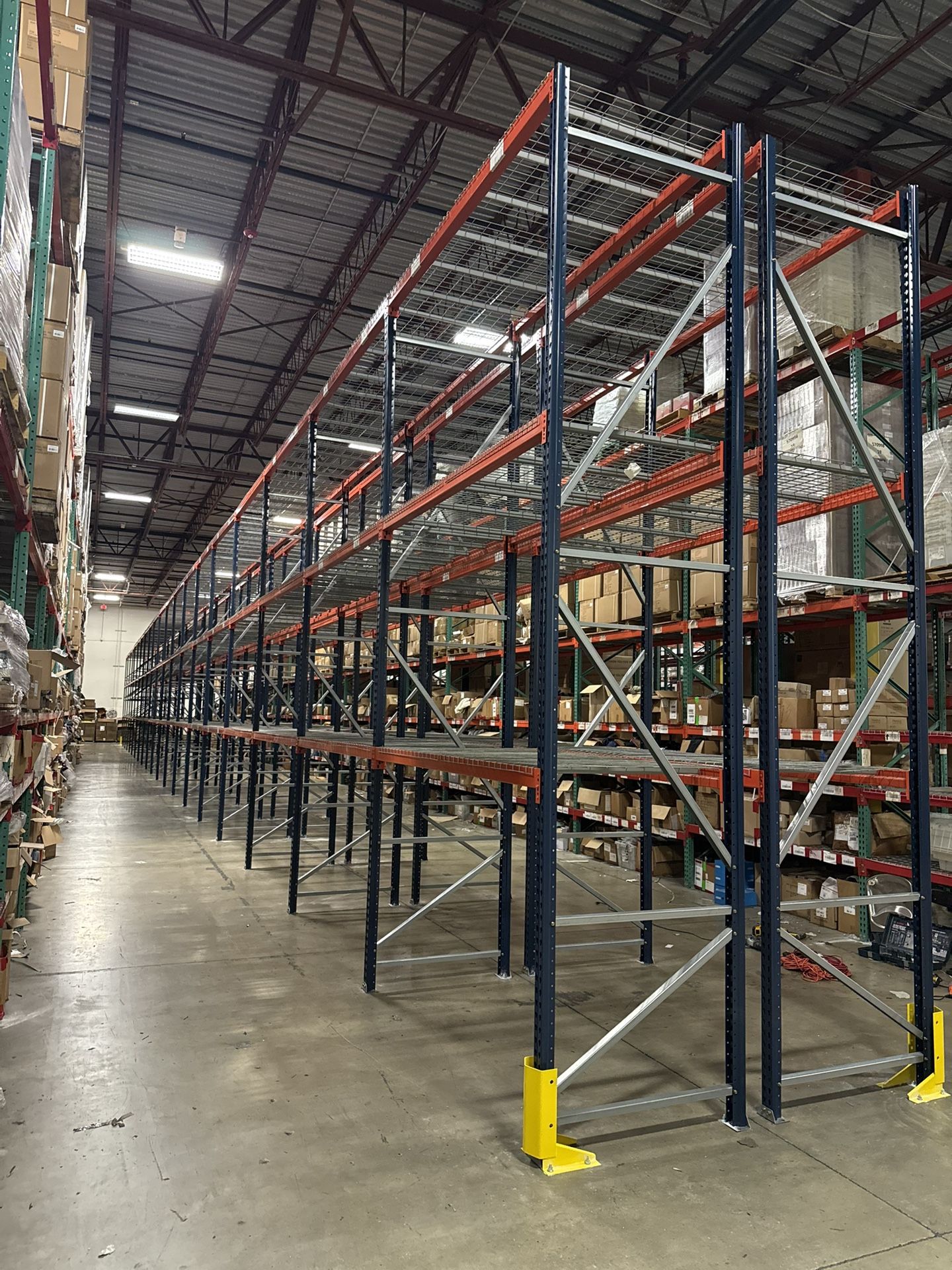 Industrial Pallet Racking Beams Uprights Wire Decks Teardrop 