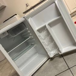 Magic Chef | HMBR265E1 | 2.6 cu ft. Mini Fridge 