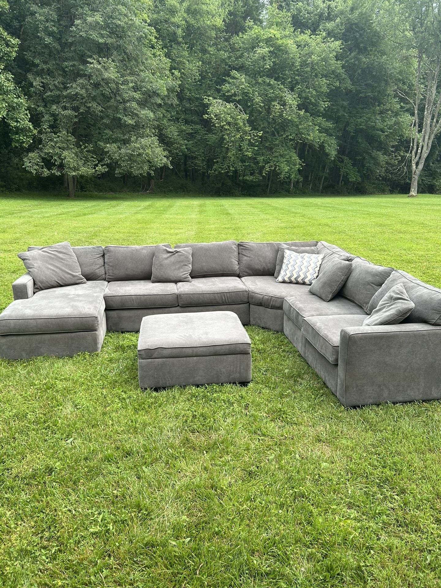 Gray Sectional Couch w/Ottoman! Free delivery🚚
