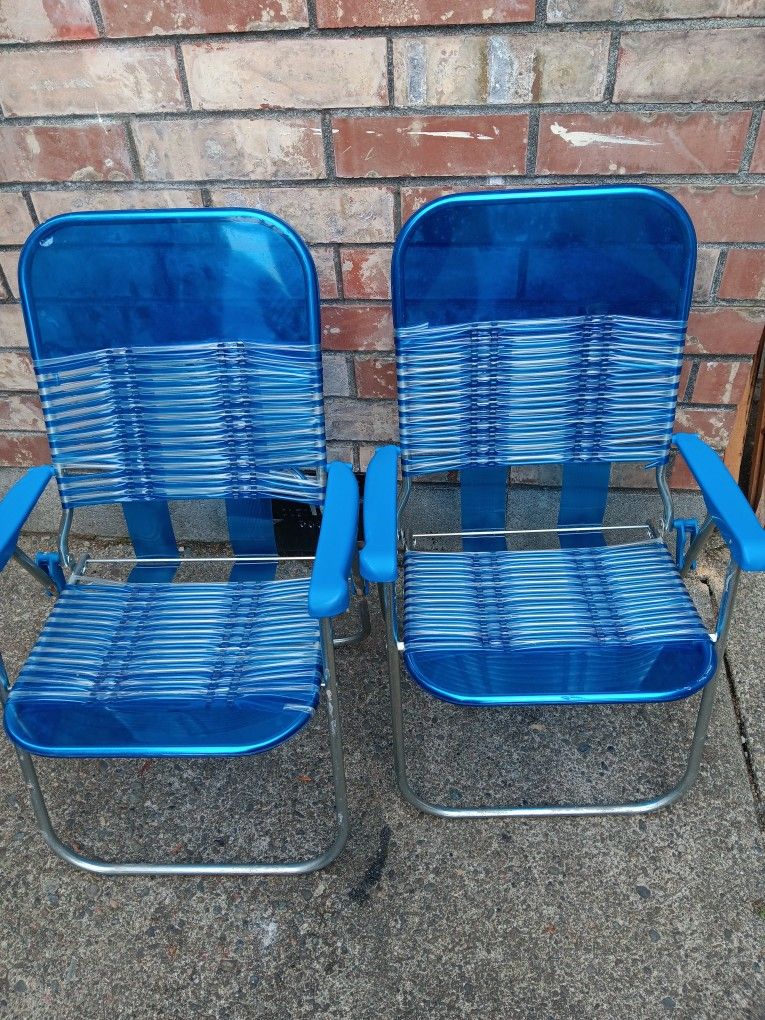 2 Folding Chairs
