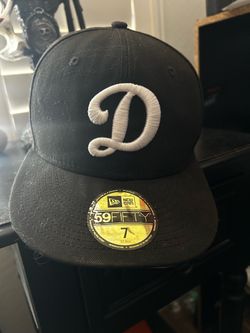 New Era 59FIFTY Los Angeles Dodgers fitted hat featuring a white embroidered "D" logo on a black cap