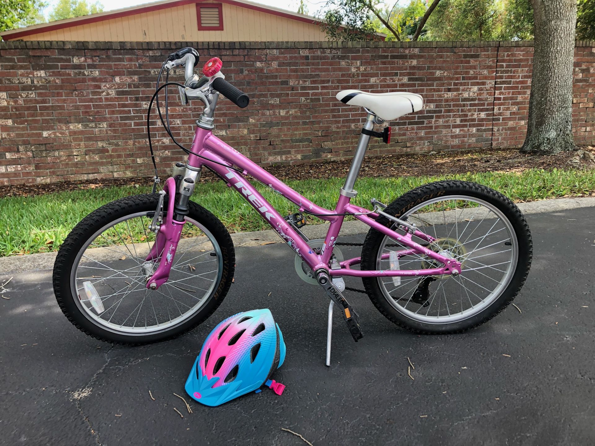 Trek girls 20 inch bike and helmet