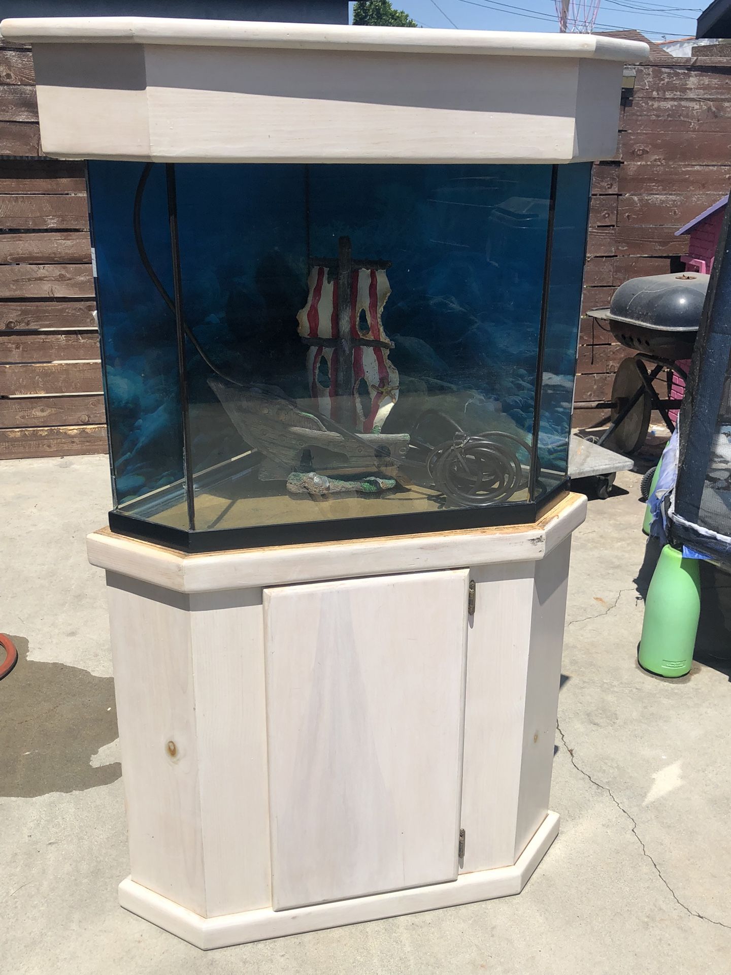 60 GALLON GLASS CORNOR FISH TANK