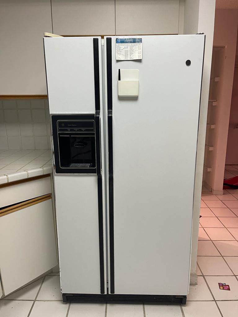 GE 21.6 Cu. Ft. Side by Side no frost Refrigerator with Dispenser and Water Automatic ice maker for Sale in Sunny Isles Beach FL OfferUp