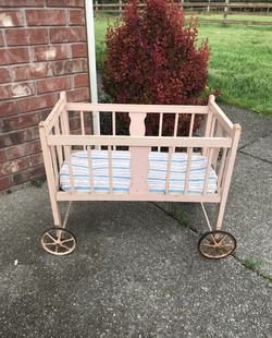 Vintage doll Crib